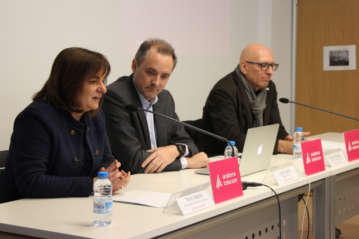 La cònsol major d'Escaldes-Engordany, Trini Marín; el drector general d'Andorra Telecom, Jordi Nadal, i el rector de l'UdA, Miquel Nicolau, durant la presentació del 10è Saló del videojoc.